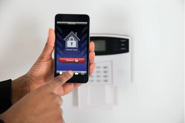 Alt Text (טקסט אלטרנטיבי): Professional home alarm system installation in Plano TX by ClearZone Security